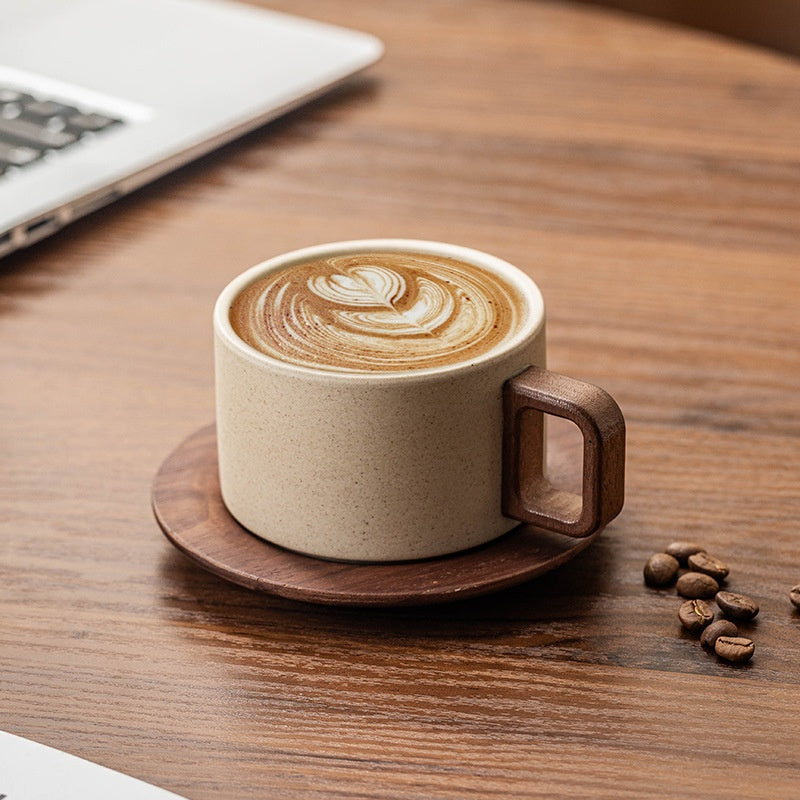 Keramiktasse mit Holzgriff